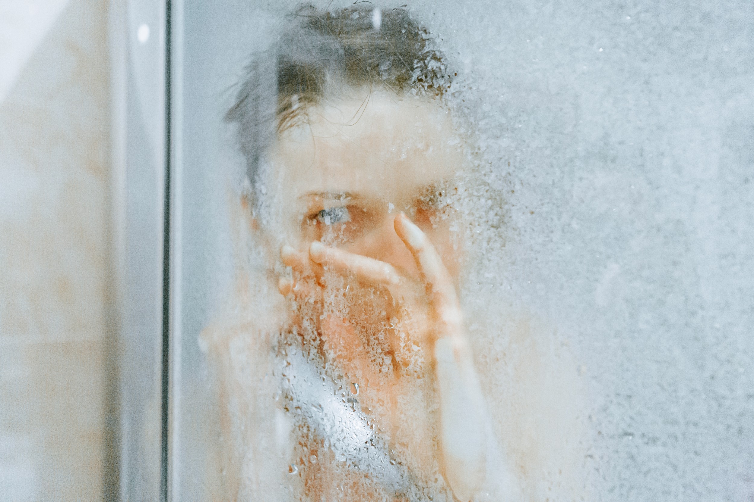 Pourquoi la condensation apparaît sur la fenêtre en hiver et comment l’arrêter sans « mythes »